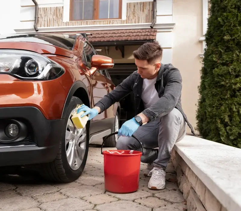 Lavage auto à domicile Saint-Leu-la-Forêt : professionnel intervenant sur un véhicule